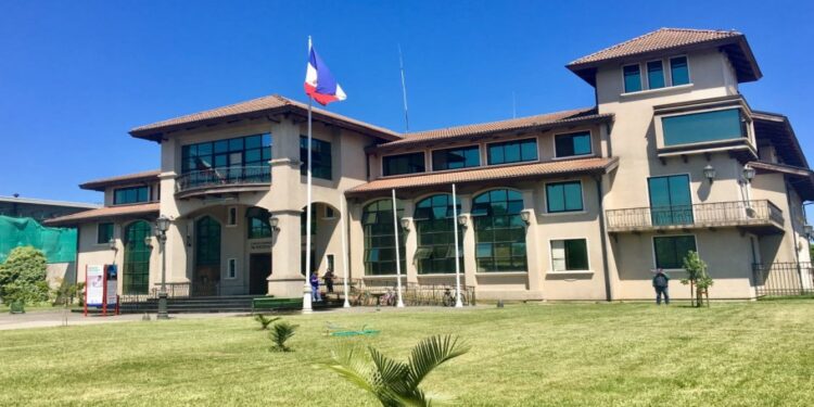 Las variables que mantienen a Chillán Viejo y San Carlos con bajos niveles de calidad de vida