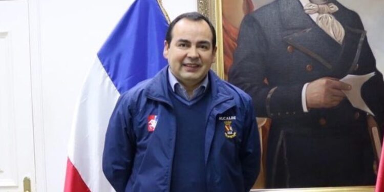 Alcalde reelecto en Ch. Viejo detenido tras denuncia por violencia intrafamiliar