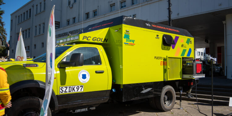 Gobierno Regional entrega el primer puesto de comando móvil a Conaf