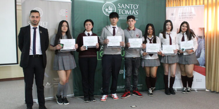 Estudiantes del INSUCO fueron capacitados en áreas de informática y administración por Santo Tomás
