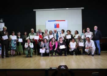 Premian a personas mayores de Ñuble que participaron en Concurso Literario Autobiográfico de Senama