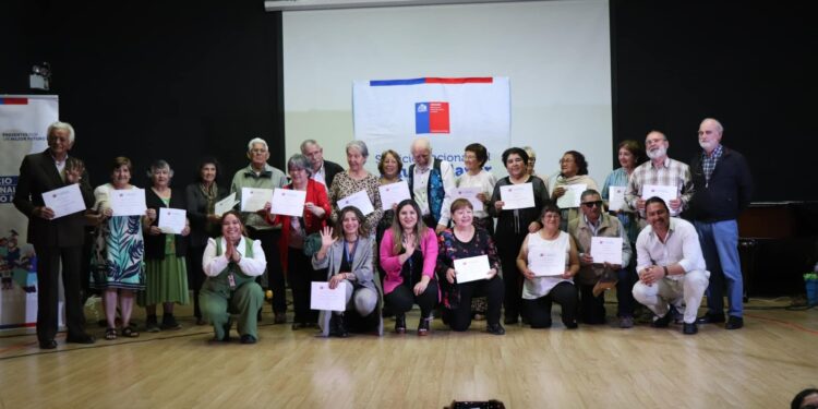 Premian a personas mayores de Ñuble que participaron en Concurso Literario Autobiográfico de Senama