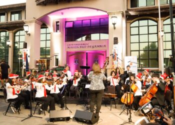 CHILLANVEJANOS DISFRUTARON DE MÁGICO ESPECTÁCULO NAVIDEÑO