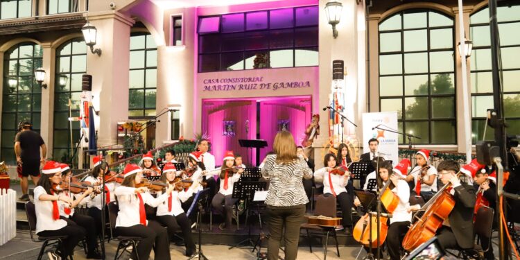 CHILLANVEJANOS DISFRUTARON DE MÁGICO ESPECTÁCULO NAVIDEÑO