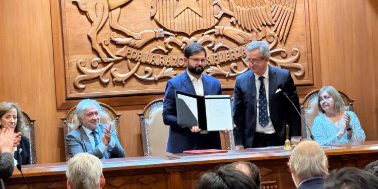 Proclaman oficialmente a Óscar Crisóstomo para un nuevo periodo al mando del Gobierno Regional de Ñuble