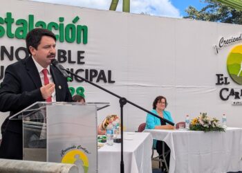Renán Cabezas Arroyo asume como el nuevo alcalde de El Carmen 2024-2028
