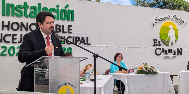 Renán Cabezas Arroyo asume como el nuevo alcalde de El Carmen 2024-2028