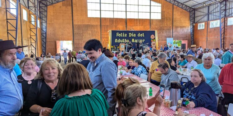 Más de 600 entusiastas adultos mayores festejaron su día en El Carmen