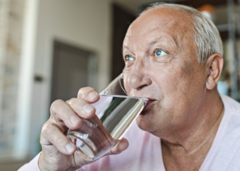 Con el verano a la puerta: Especialista del Hospital de Chillán entregó recomendaciones para cuidar a los mayores del calor intenso