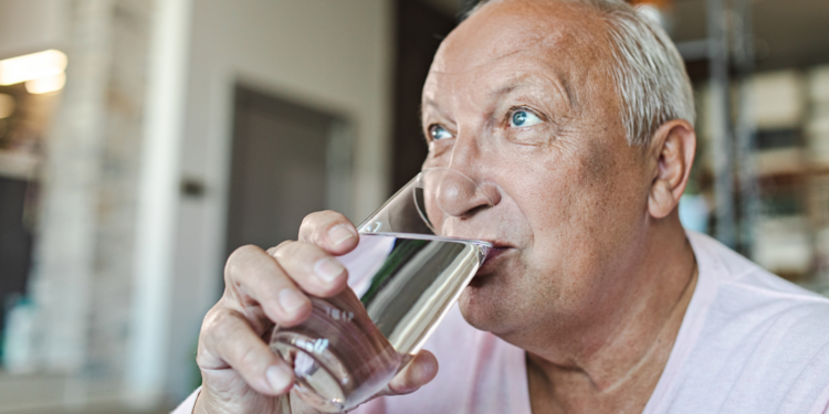 Con el verano a la puerta: Especialista del Hospital de Chillán entregó recomendaciones para cuidar a los mayores del calor intenso