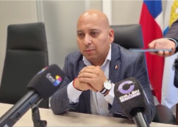 Concejales de Chillán buscan solución urgente para trabajadores de seguridad sin sueldo.