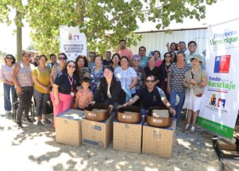 Vecinos de Altos del Quillay recibieron sus vermicomposteras