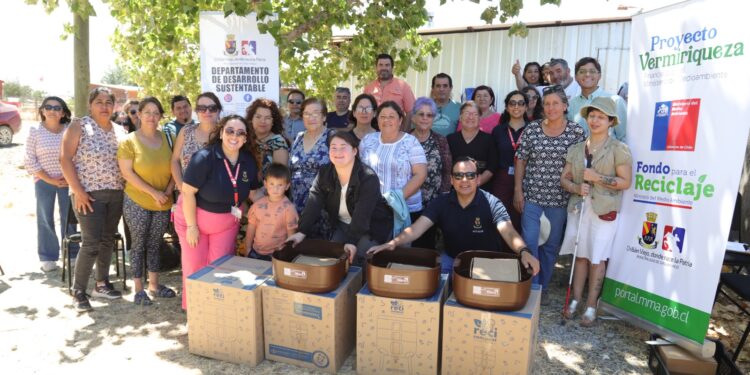 Vecinos de Altos del Quillay recibieron sus vermicomposteras