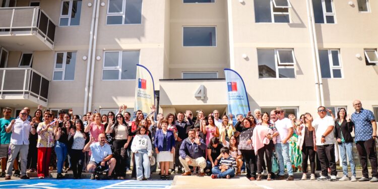 160 familias reciben sus departamentos en el condominio “Cerro Colorado”