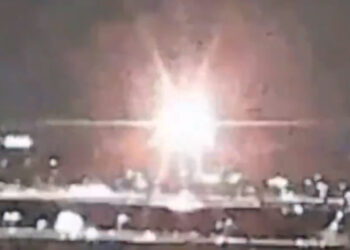 Sigue la búsqueda de supervivientes del accidente ocurrido tras el choque de un avión con 67 personas