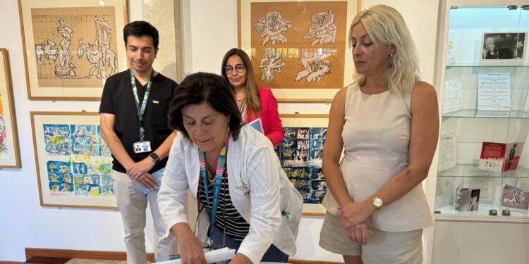 Hospital de Chillán y Centro Cultural Gonzalo Rojas sellan acuerdo de colaboración