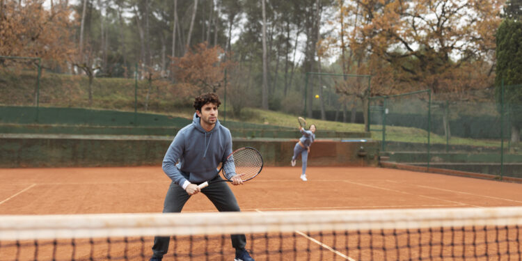 En 2025 se espera superar los US$10 millones en reservas: El tenis retoma protagonismo en Chile y convive con el pádel