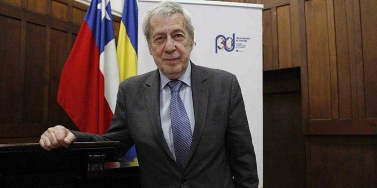 El ministro de Relaciones Exteriores, Alberto van Klaveren, defendió la postura de Chile de no reconocer al opositor venezolano Edmundo González Urrutia.