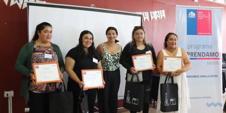 Vecinos de Quillón reciben certificación del programa “Emprendamos Semillas”