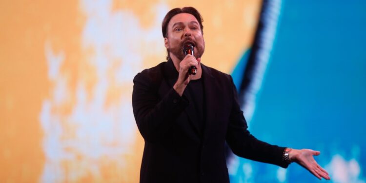 George Harris y terminó entre pifias, discusiones con el público y polémicas