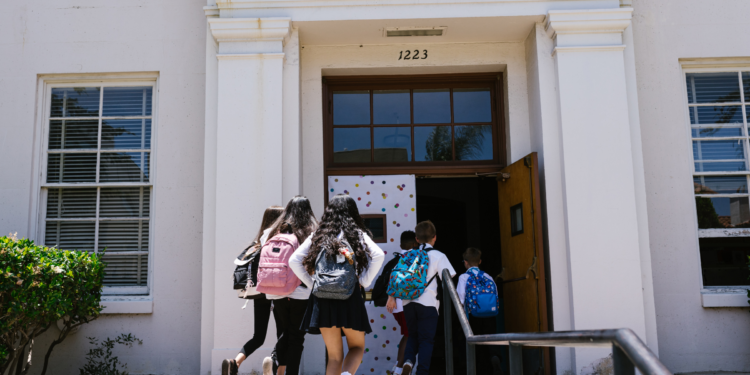 Vuelta a clases: cómo regular el sueño de los niños tras las vacaciones