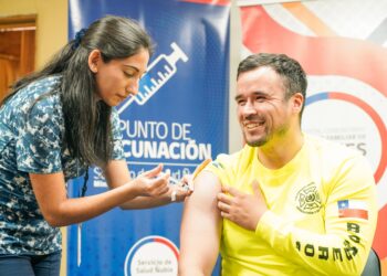 Bomberos de Bulnes, Coihueco y Quillón se protegen contra la Hepatitis y el Tétanos en operativo de vacunación