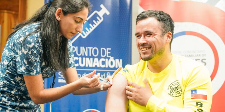 Bomberos de Bulnes, Coihueco y Quillón se protegen contra la Hepatitis y el Tétanos en operativo de vacunación