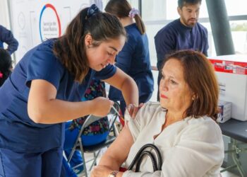 Servicio de Salud Ñuble inicia campaña de vacunación contra la influenza en Mall Arauco Chillán