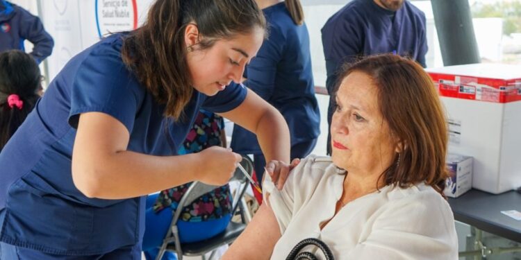 Servicio de Salud Ñuble inicia campaña de vacunación contra la influenza en Mall Arauco Chillán