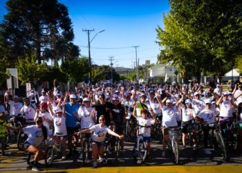 Cicletada familiar “Supera tu marca” se tomó las calles de Quillón en plena temporada estival