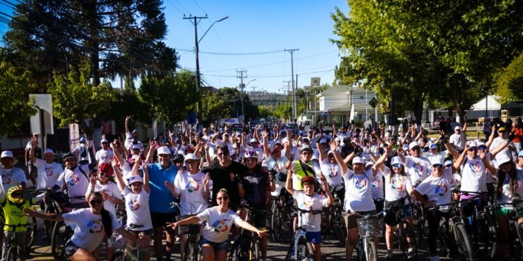 Cicletada familiar “Supera tu marca” se tomó las calles de Quillón en plena temporada estival