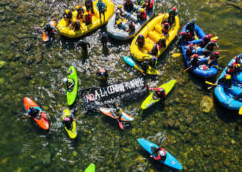 Travesía en balsa en defensa del río Biobío convocó a más de 100 personas en Santa Bárbara