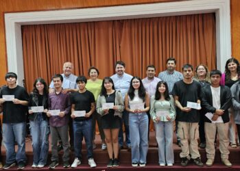 El Carmen: Entregan incentivo económico a estudiantes que inician la educación superior