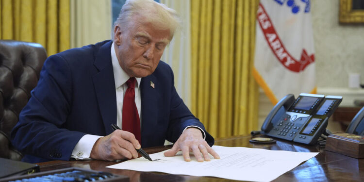 Donald Trump, firmó decreto  para desmantelar el Departamento de Educación