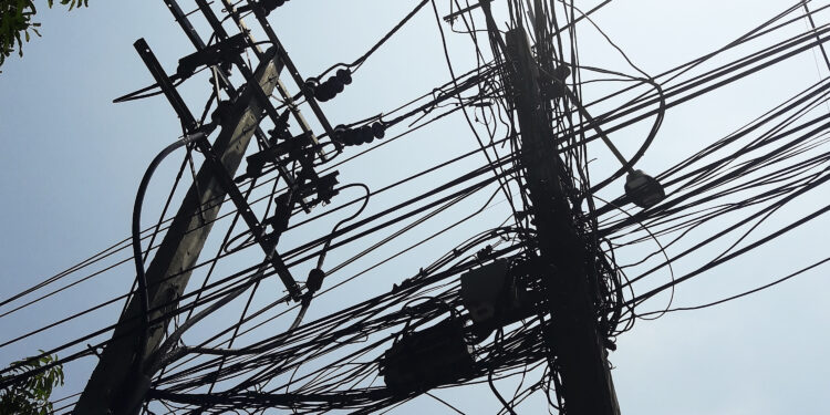 Chao cables: Contraloría toma razón de reglamento de la Ley que establece su retiro y ordenamiento