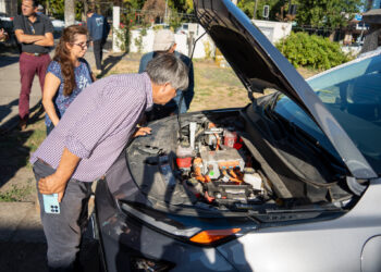 Dueños de taxis colectivos conocen financiamiento y beneficios del programa de electromovilidad del Gobierno Regional