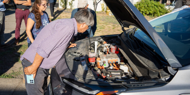 Dueños de taxis colectivos conocen financiamiento y beneficios del programa de electromovilidad del Gobierno Regional