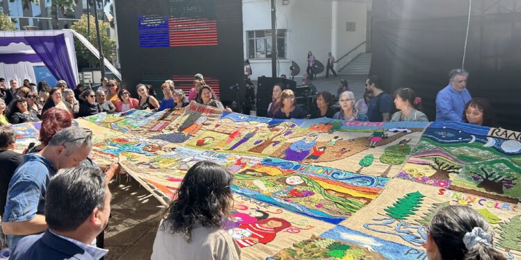 Ñuble se une en un solo bordado: 105 mujeres de toda la región tejieron su historia en una gran arpillera