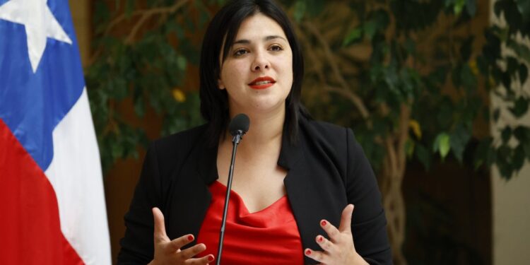 Allanan domicilio de diputada Karol Cariola: investigan presunto tráfico de influencias