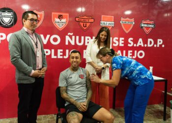 Jugadores de Ñublense se ponen la camiseta con la prevención de las enfermedades respiratorias