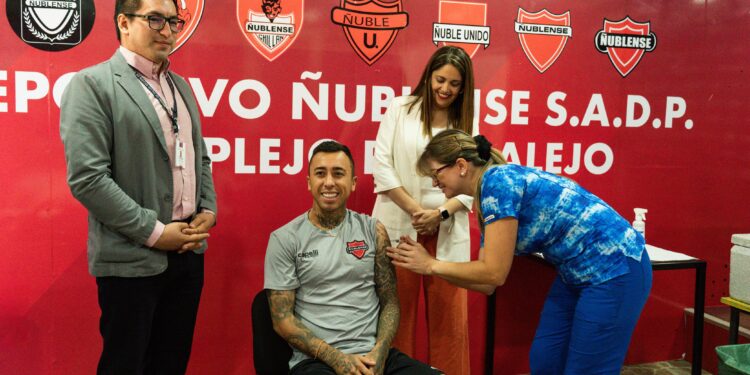 Jugadores de Ñublense se ponen la camiseta con la prevención de las enfermedades respiratorias