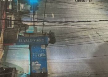 Individuo es sorprendido tratando de robar en  restaurante tras escalar kiosco en centro de Chillán