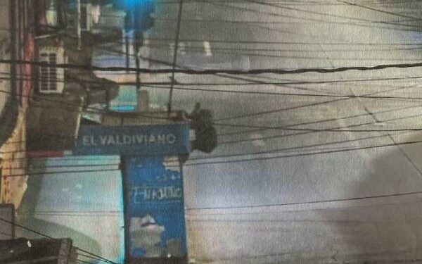 Individuo es sorprendido tratando de robar en  restaurante tras escalar kiosco en centro de Chillán