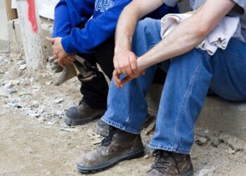 Brecha en el empleo entre población nacional y extranjera se mantiene en Chile