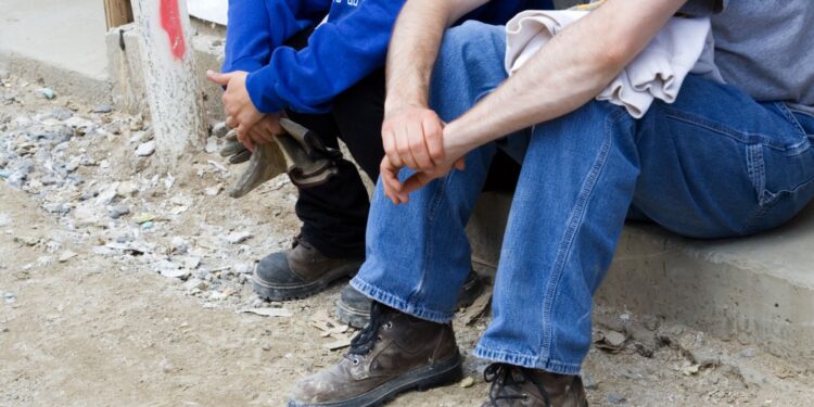 Brecha en el empleo entre población nacional y extranjera se mantiene en Chile