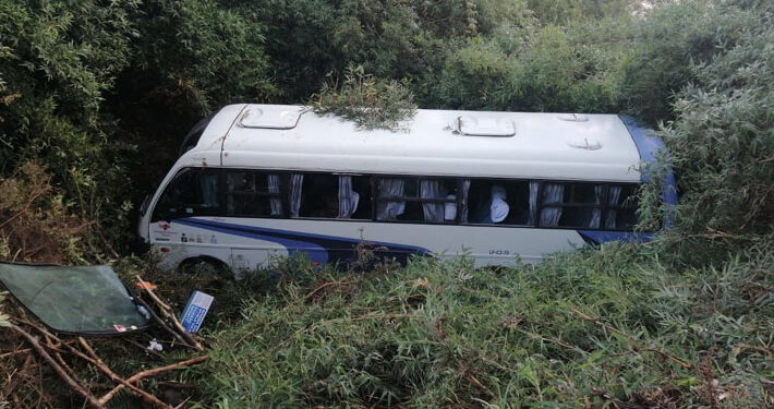 Un accidente en la Región de los Lagos . se desbarrancó bus con 26 pasajeros