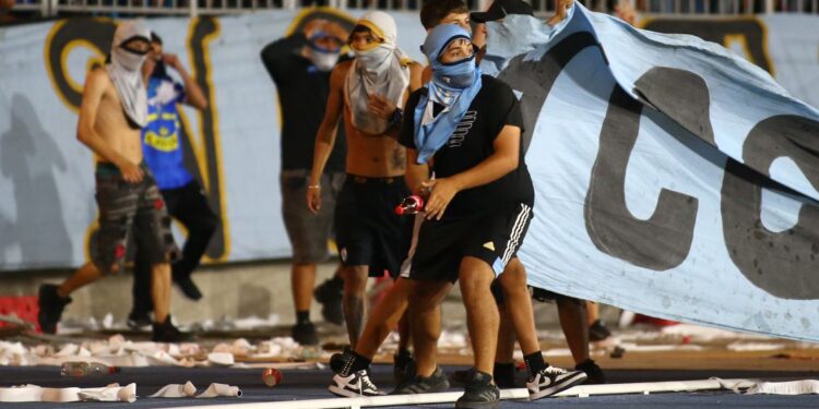 Invasión del público a la cancha en encuentro entre Iquique y Unión Española
