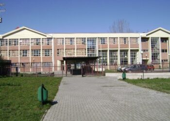 Profesora recibe agresión por parte de un estudiante quien le propinó un escobazo en la cabeza