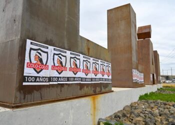 Letras de Bienvenida a Chillán fueron vandalizadas con afiches de un club de futbol capitalino