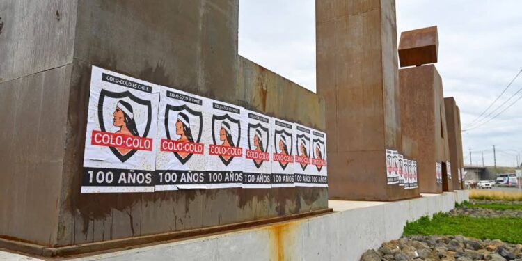 Letras de Bienvenida a Chillán fueron vandalizadas con afiches de un club de futbol capitalino